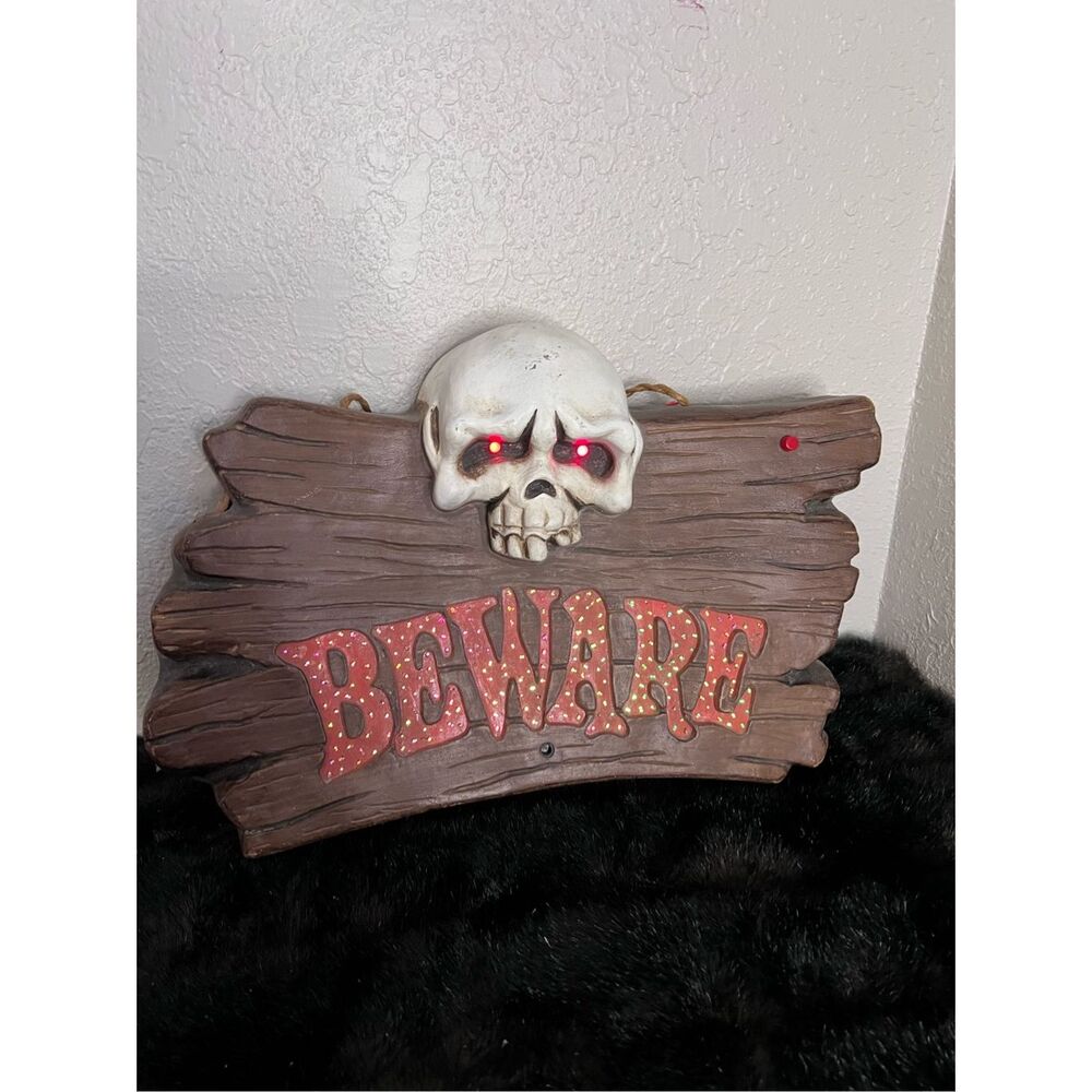 2004 Gemmy BEWARE Skull/Skeleton Sound Lights Hanging Sign Halloween Prop WORKS‎
